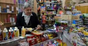 cerraron 16.000 en el último año y avanzan las grandes cadenas