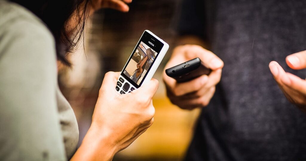 qué hay detrás del inesperado auge de los celulares viejos, sin apps ni pantalla táctil