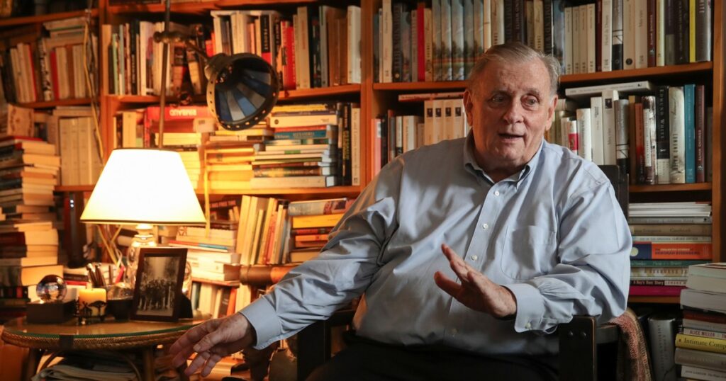 Murió Edmund White, aclamado novelista queer y finalista al Pulitzer