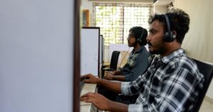 fingía ser IA, pero eran 700 programadores indios