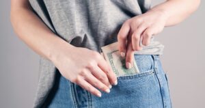 Pese a los anuncios, los dólares todavía no salen "del colchón" para llegar a los bancos