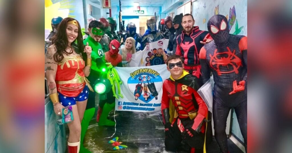 Quiénes son los héroes que sí usan capa y llevan alegría a los hospitales
