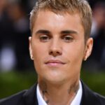 Nuevo disco de Justin Bieber sorprende a fans en medio de escándalos.