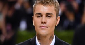 Justin Bieber sorprende a sus fans y saca este viernes un nuevo disco en medio de escándalos por adicciones y posible separación