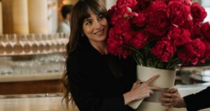 Amores materialistas o cuando ni Pedro Pascal puede salvar una comedia romántica del ridículo