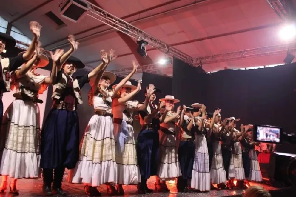 Ballet Infantil de la Escuela Municipal de Danzas “General Las Heras” de Santa Cruz cerró su gira por Francia