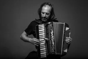 Chango Spasiuk, broche de oro del 77° Aniversario de Rada Tilly 