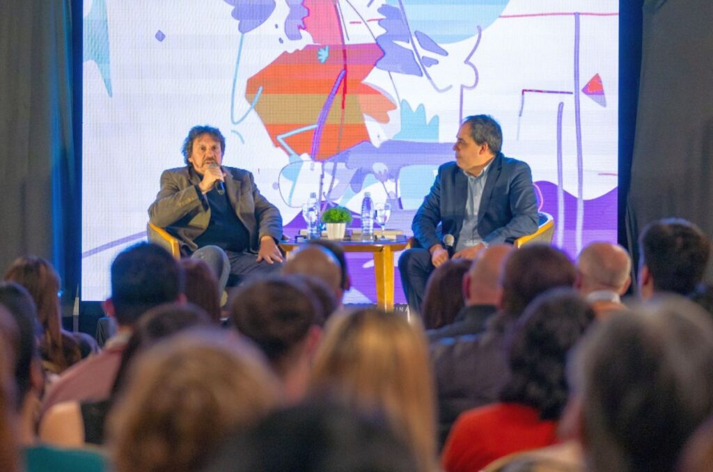 Felipe Pigna, Magalí Tajes y Claudia Piñeiro, a sala llena en la Feria del Libro
