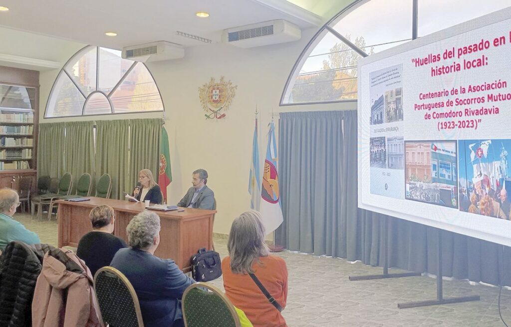 La Asociación Portuguesa también expuso su libro centenario en la Feria del Libro