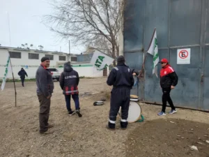 Trabajadores de CDI realizan una retención de servicios por falta de pago
