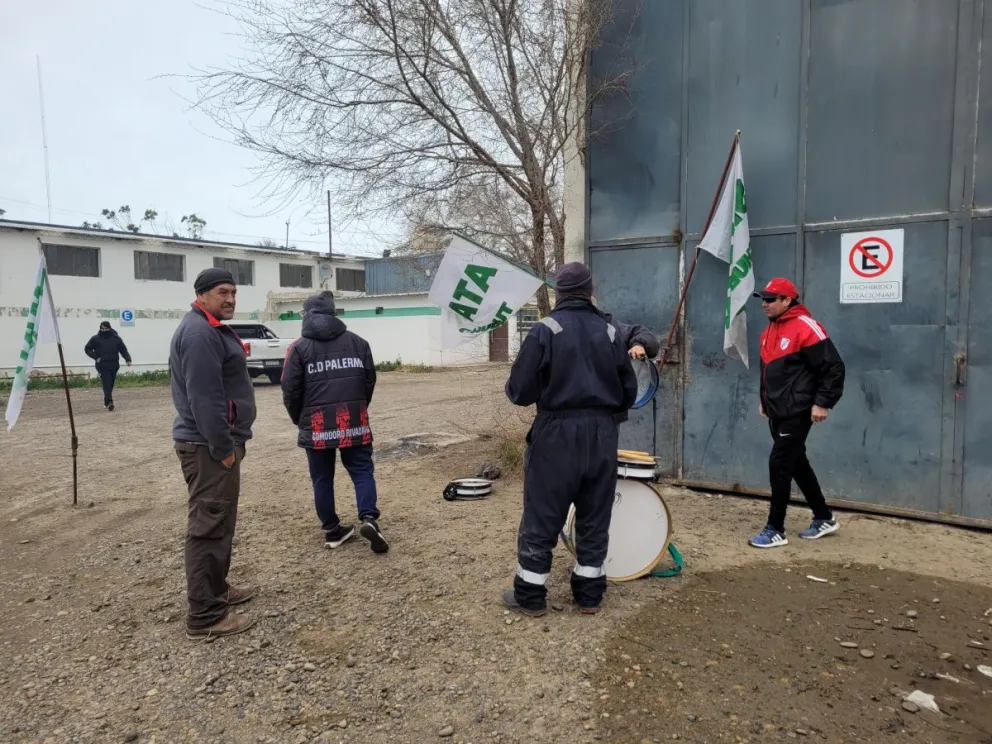 Trabajadores de CDI realizan una retención de servicios por falta de pago