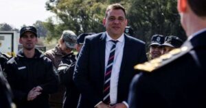 en el gobierno de Kicillof sospechan que hay más policías involucrados en la maniobra con el candidato libertario