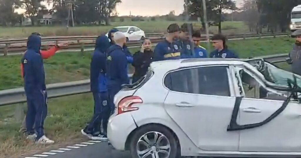 el futbolista Kevin Gutiérrez sufrió un accidente camino al entrenamiento y fue asistido por sus compañeros