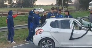 el futbolista Kevin Gutiérrez sufrió un accidente camino al entrenamiento y fue asistido por sus compañeros