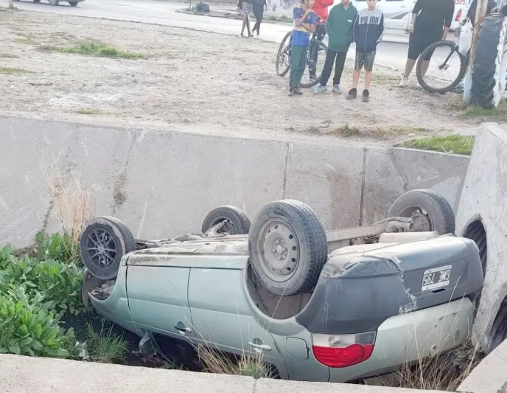 En 24 horas más de media docena de accidentes en Trelew, cuatro motociclistas al hospital y un vuelco