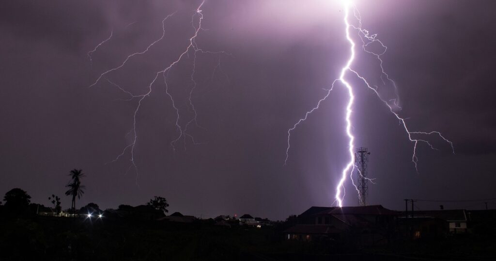 El electrodoméstico que puede causar graves daños y todos dejan enchufado durante las lluvias