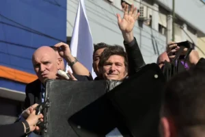 La caravana de Milei terminó con incidentes y polémica por seguridad