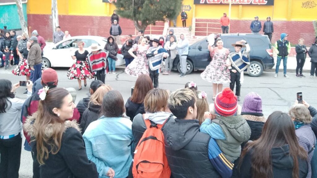 La Rivadavia volvió a vestirse de tricolor con pañuelos al viento