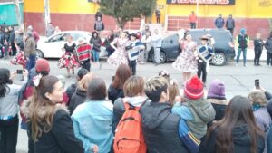 La Rivadavia volvió a vestirse de tricolor con pañuelos al viento