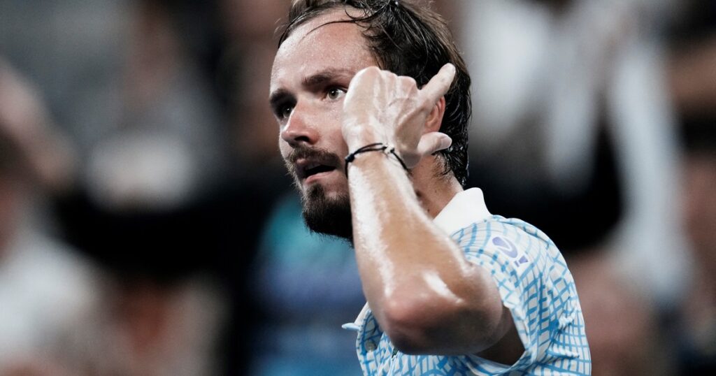 un fotógrafo cometió un error y desató la furia de Medvedev antes de su temprana eliminación ante Bonzi