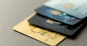 El rojo de las familias con los bancos rompió un récord de 15 años y la situación también pega a la industria