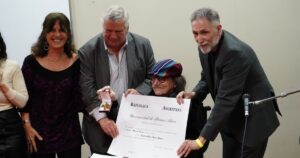 sorprendió al asistir a la ceremonia donde le dieron el título