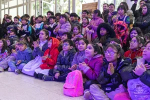 Niños y niñas que asisten a los CPB participan de las actividades de la Feria del Libro