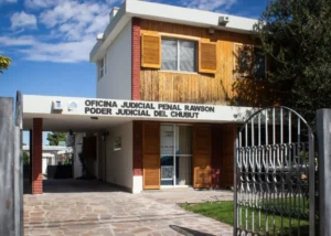 Mordió a una policía, atacó el auto de su ex y fue aprehendida