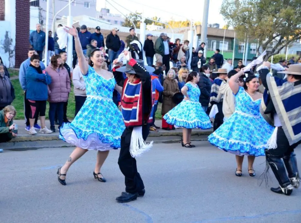 Fiestas Patrias Chilenas: Se bailó el tradicional "Esquinazo" en Rivadavia y Asturias
