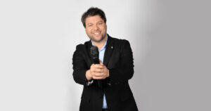 "Buenas noches familia", el programa que consagró a Guido Kaczka y que ayuda a medio mundo con sus shows a la gorra bancaria