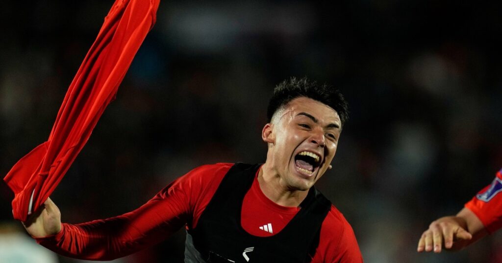 Chile le ganó a Nueva Zelanda en el debut con un gol en el minuto 96, un blooper del arquero y un festejo de locos