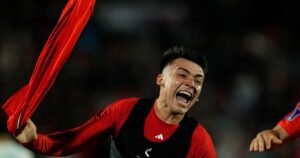 Chile le ganó a Nueva Zelanda en el debut con un gol en el minuto 96, un blooper del arquero y un festejo de locos