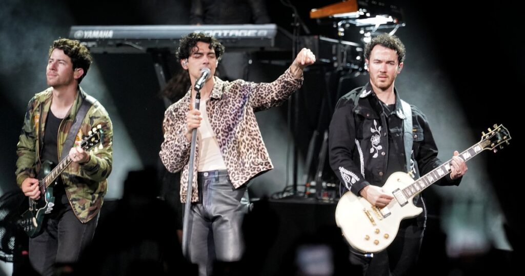 reúnen bandas separadas y les dan a sus fans lo que quieren