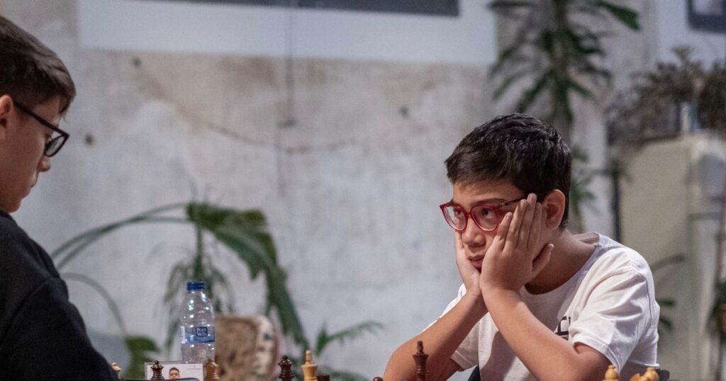 a los 11 años, logró su primera norma de gran maestro de ajedrez
