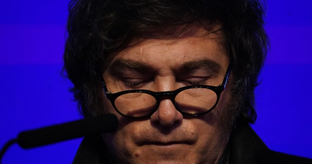"Al león lo mojaron con una manguera"