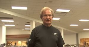 Tiene 86 años, es el personal trainer más longevo del mundo y revela el secreto de su vitalidad
