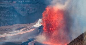 el volcán Kilauea entró en erupción y expulsó lava hasta 150 metros