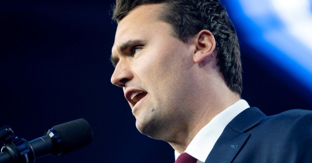 cuál es la universidad que erigirá una estatua en memoria a Charlie Kirk en su campus