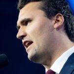 Estatua en memoria de Charlie Kirk será erigida en la Universidad de Illinois. 

Estatua en honor a Charlie Kirk en la Universidad de Illinois.
