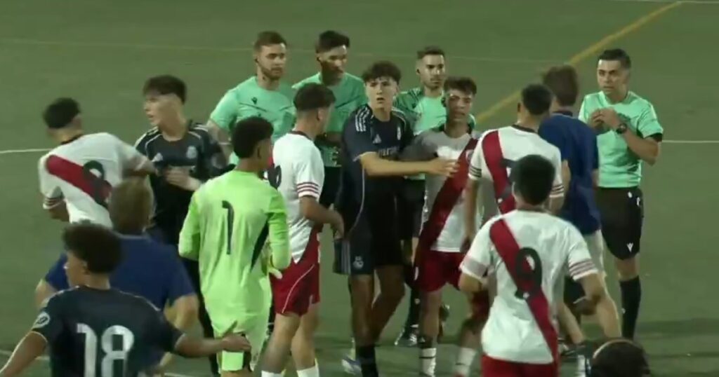 tres expulsados, gestos al público y dura derrota ante el Real Madrid
