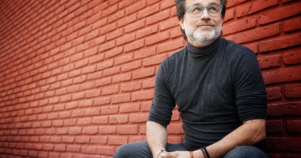 La vuelta de Gastón Pauls a la TV, con historias de superación, "sin golpe bajo" y haciéndose cargo de sus viejas adicciones