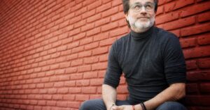 La vuelta de Gastón Pauls a la TV, con historias de superación, "sin golpe bajo" y haciéndose cargo de sus viejas adicciones
