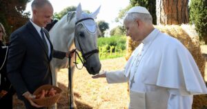 El Papa viajó a Castel Gandolfo, la residencia veraniega, e inauguró el “Borgo Laudato si”, un lugar paradisíaco pensado por el papa Francisco