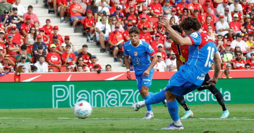Julián Álvarez erró un penal en su vuelta y se fue enojado cuando Simeone lo reemplazó en el Atlético de Madrid: "Siempre a mí"