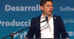 Axel Kicillof cerró la campaña en la Primera Sección con Sergio Massa y llamó "inútiles" a Luis Caputo y su equipo económico