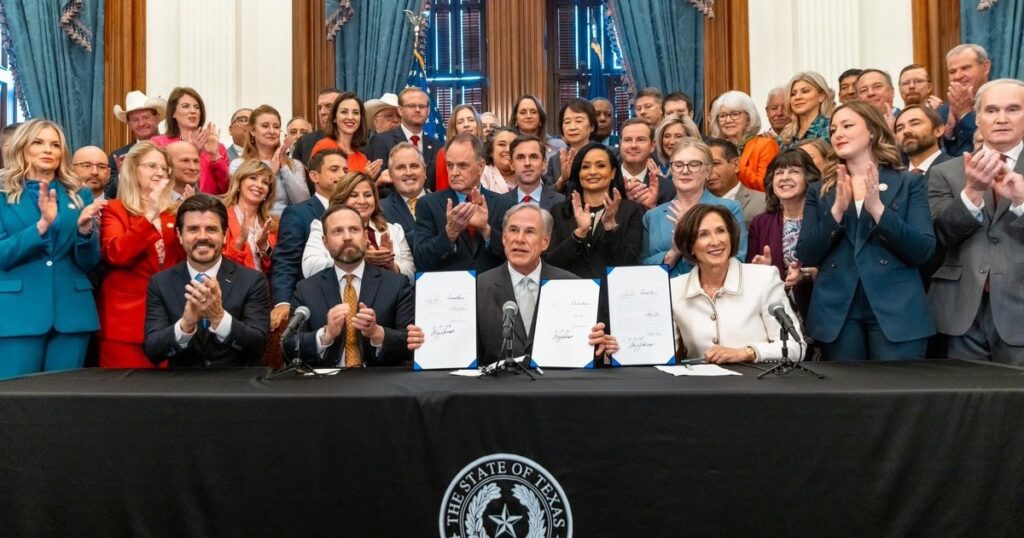 El gobernador de Texas, Greg Abbott, firmó una polémica ley que prohíbe a los extranjeros comprar propiedades