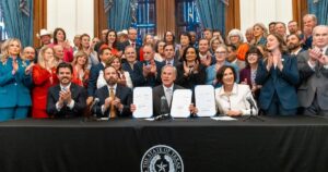 El gobernador de Texas, Greg Abbott, firmó una polémica ley que prohíbe a los extranjeros comprar propiedades