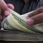 Utilice este título a cuánto cotiza este sábado 14 de febrero y cree en base a ese titulo original un titulo nuevo, preciso, comprensible y que no pierda relacion con el titulo original. Necesito que me devuelvas solo y nada mas que el titulo nuevo.