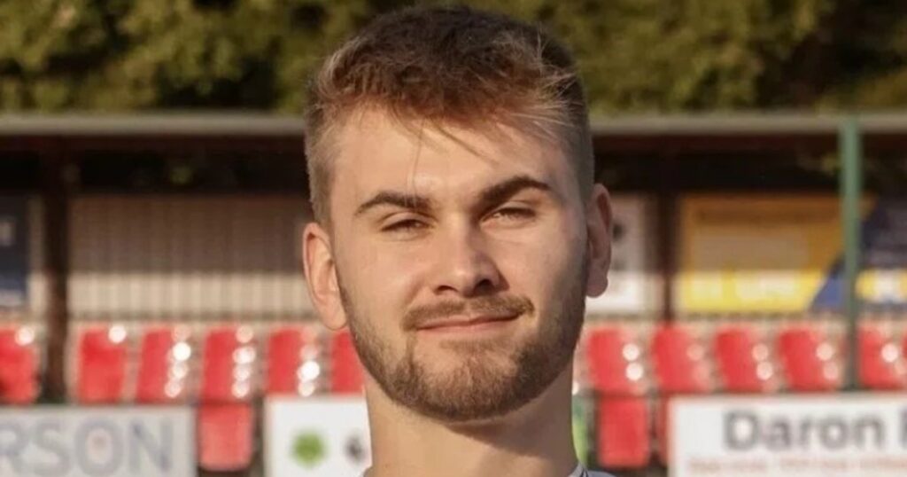 un ex Arsenal murió luego de pegarse la cabeza contra un muro en pleno partido