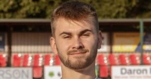 un ex Arsenal murió luego de pegarse la cabeza contra un muro en pleno partido